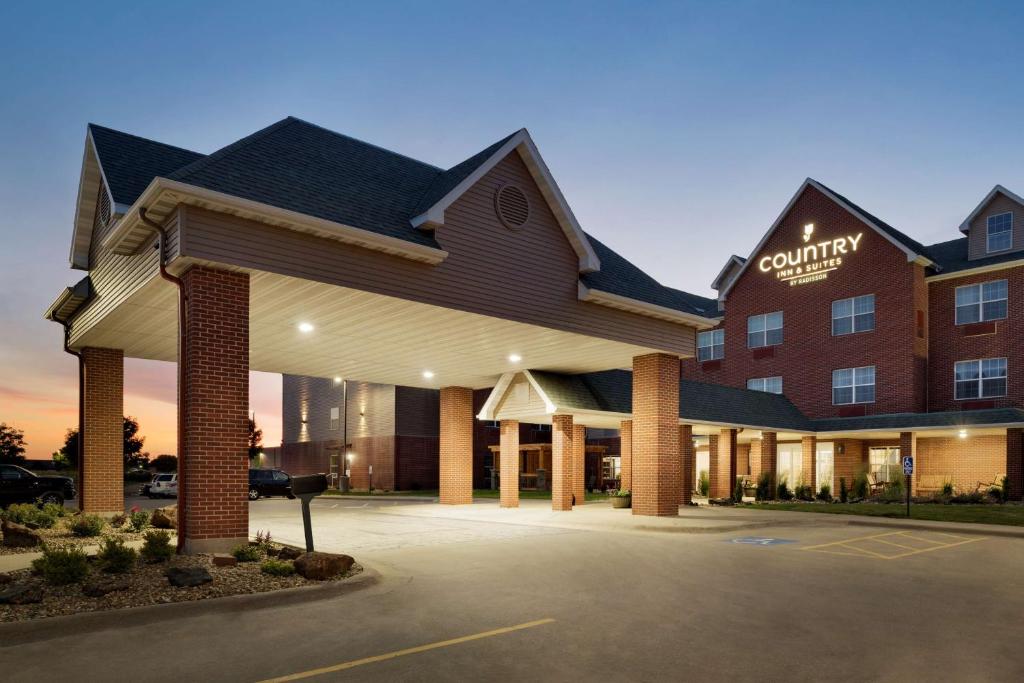 Country Inn & Suites by Radisson Coralville IA Main image 1